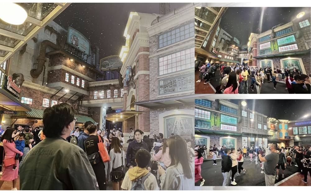 大批民众在云顶天城世界主题乐园里的自由之路，感受下雪的欢乐气氛。-庄礼文摄-