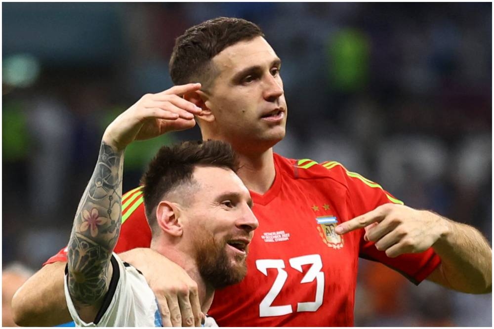 阿根廷点球大战险胜荷兰的两位大功臣梅西和门将马丁内斯，庆祝球队晋级世杯半决赛！-路透社-