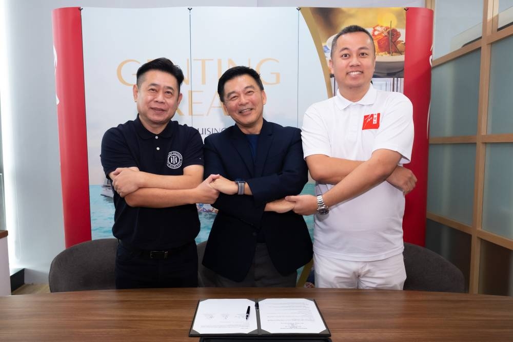 名胜世界邮轮总裁吴明发（中间）与天富宫住持黄品捷（右）和贵宾旅运董事经理谢櫂瑽（左） 一起推介在“云顶梦号”上举行的首场海上舞狮公开赛。-名胜世界邮轮提供-