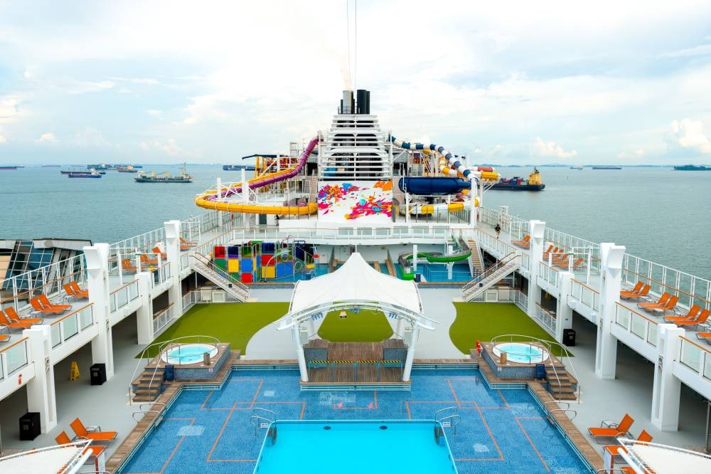 “云顶梦号”的露天泳池区。-名胜世界邮轮提供-