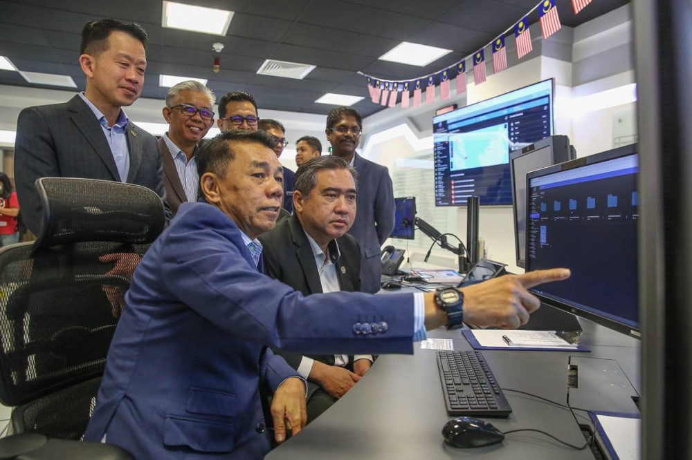 陆兆福（右）视察吉隆坡控制交通管制中心运作。-Yusof Mat Isa摄-