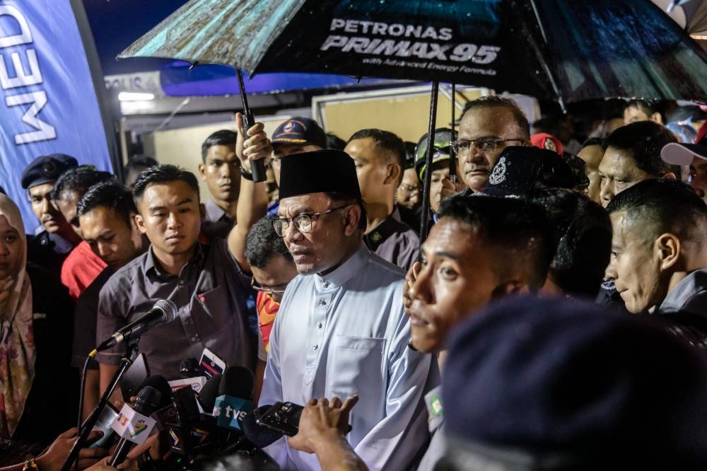 安华巡视土崩现场以及聆听搜救汇报后，向媒体发表谈话。-Firdaus Latif摄-