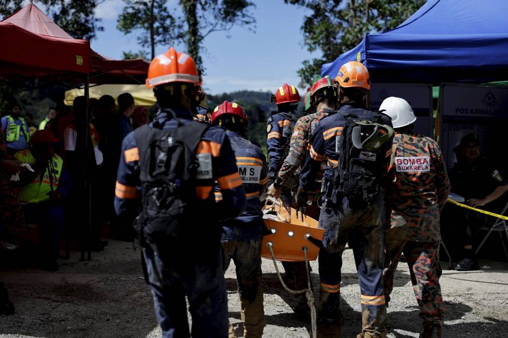 新加坡总理李显龙对峇冬加里营地土崩造成许多人命伤亡，深感难过。-马新社-
