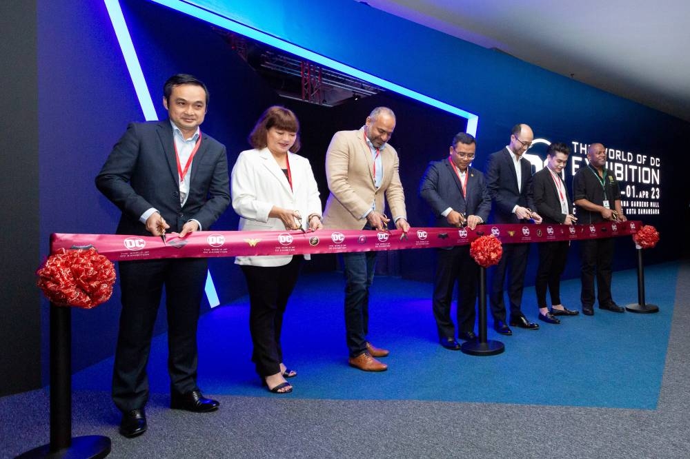 雪州大臣阿米鲁丁(中)、WoW Event Asia执行董事Mary Koh(左二)和Wong Jyb Sheng(右二)、丽阳名捷集团董事总经理Dion Tan(右三)、丽阳名捷城广场董事总经理Andrew Ashvin(右),及Beast Kingdom东南亚总经理Yee Skiuh Lam(左)一同剪彩。-DC世界展供图-