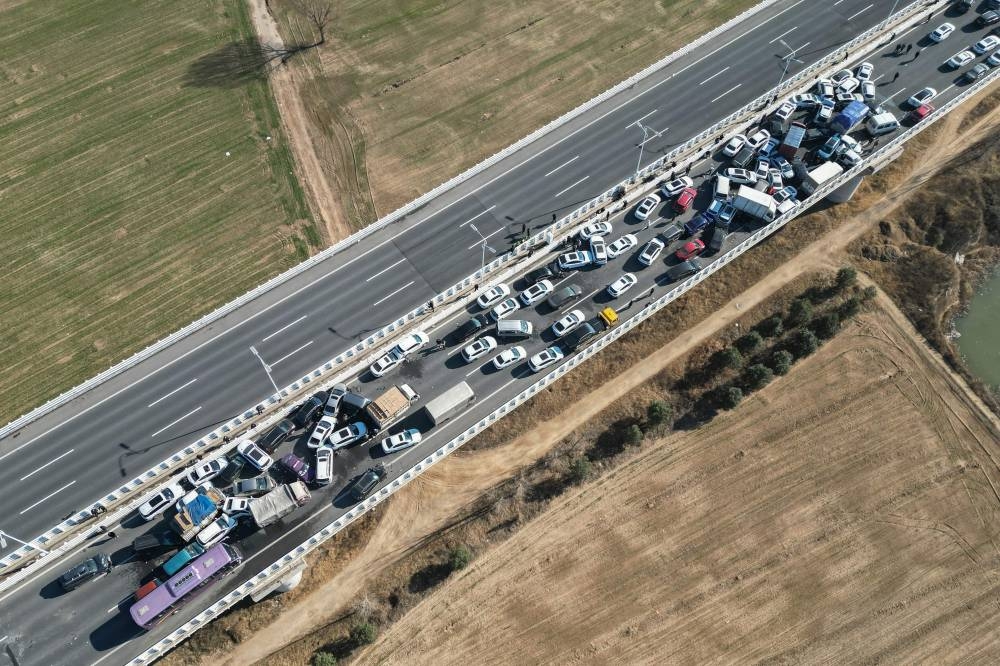 河南郑州市郑新黄河大桥周三早上发生严重连环车祸，超过200辆车在桥面南北双向撞成一团，甚至有车被撞成堆叠在其他车辆上。-法新社-