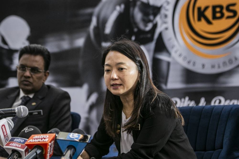 杨巧双宣布会在14个地点设置大电视，让球迷们看马来虎与泰国的比赛。-Hari Anggara摄-