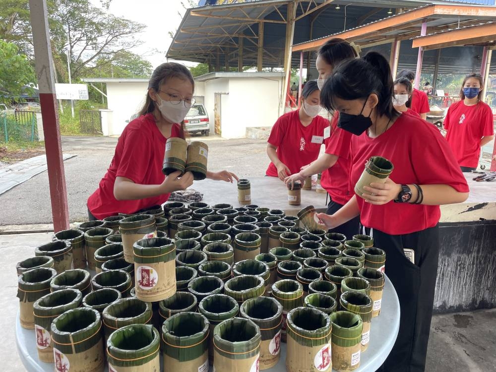 艺青每年都以传统手法蒸制年糕，成为了新古毛新春前的一大盛事。-陈亿佩摄-
