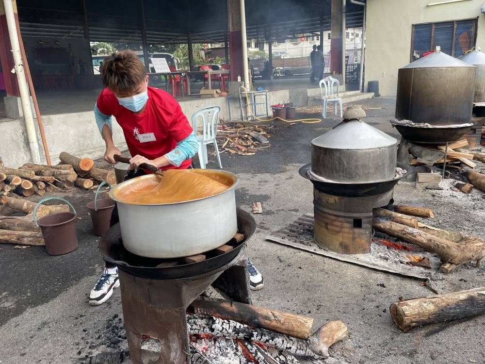 每2个小时工作人员就会搅拌一次。-陈亿佩摄-