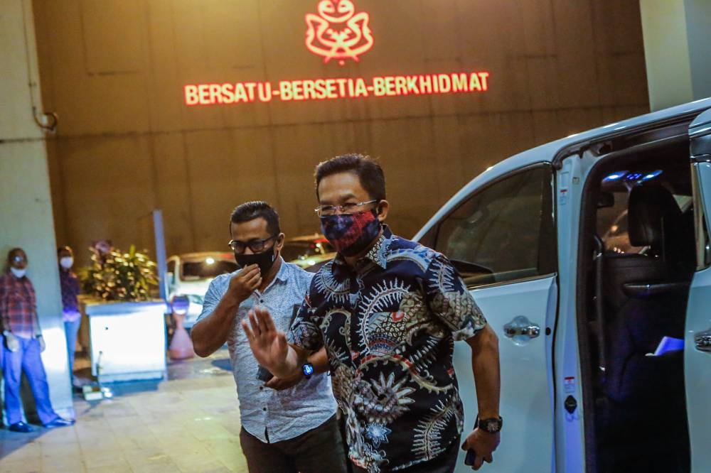 加拉鲁丁说，他是以国阵旗帜上阵，因此会遵循党的一切决定。-Hari Anggara摄-