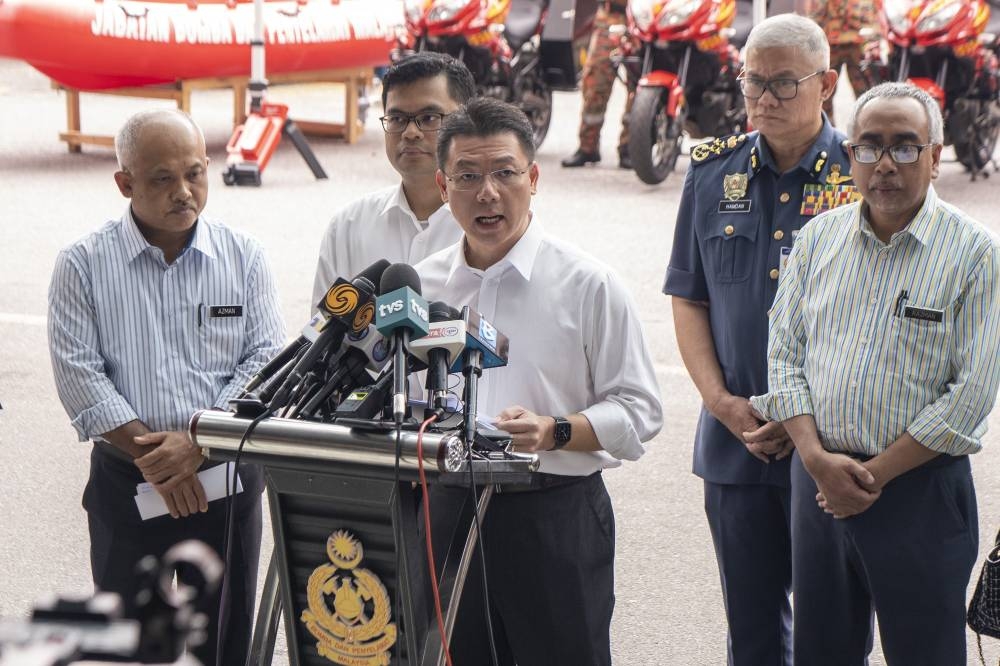 倪可敏（中）表示，地方政府发展部将对全国的陈旧公市展开研究，以打造为文化遗产。-Shafwan Zaidon摄-