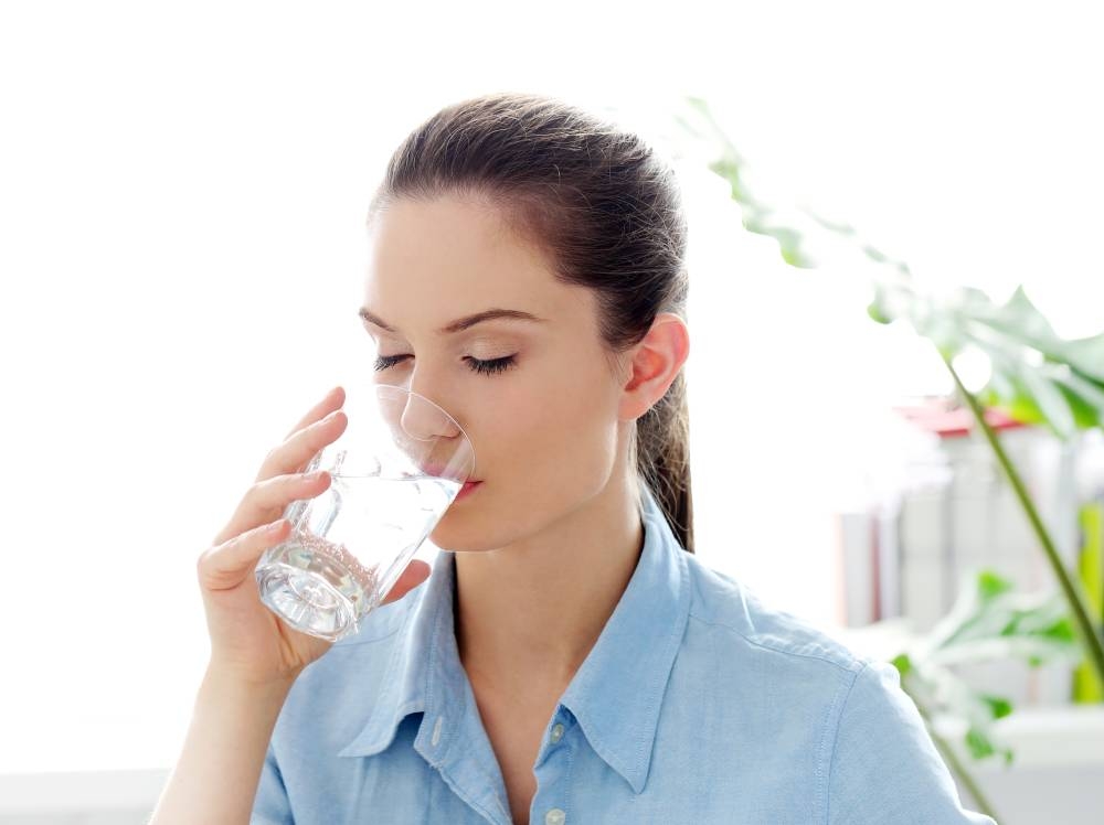 陈俊昌表示，喝水可以促进体内的新陈代谢，如果水喝不够，体内的废物就无法顺利排出，这会影响我们的健康。-摘自freepik-