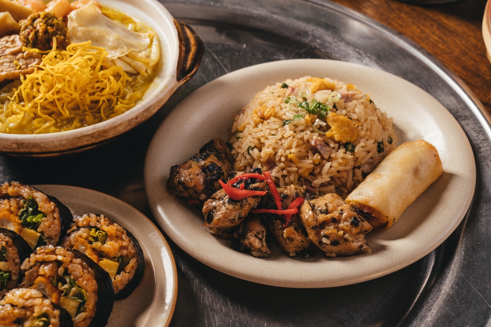 丰裕鸳鸯鸡肉紫菜炒饭是一道融合了马来料理和中华料理的创意炒饭。-CU便利店提供-