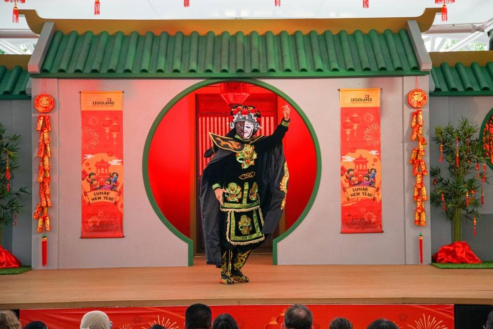 其他节目还包括成都京剧、与美猴王和穿着新年服装的奥利龙(Ollie the Dragon)、SEA LIFE水族馆寻找樱花灯饰打卡拍照。-大马乐高乐园供图-