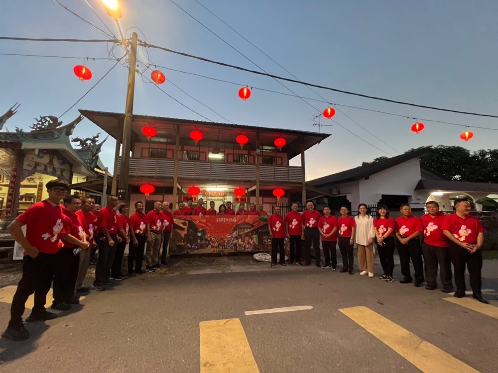 张挂在仁嘉隆幸福村故事馆外的《新村有新春》看板,供民众前往拍照打卡。 -本土幻想提供-