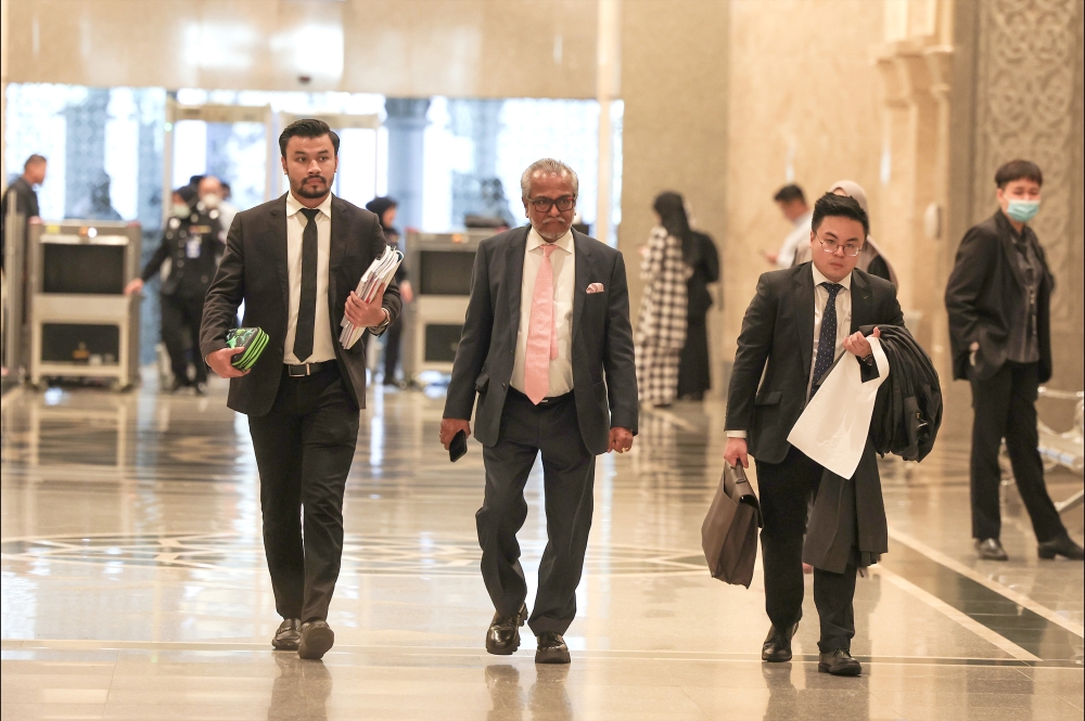 纳吉挑战联邦法院终极判决的司法复核申请开审，纳吉的代表律师是沙菲益（中）。-Shafwan Zaidon摄-