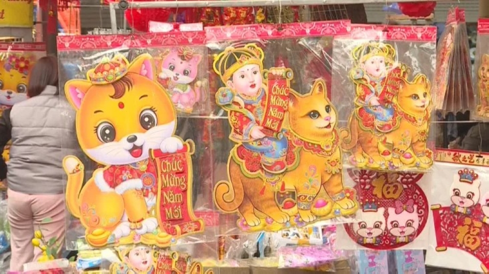 越南大街小巷迎猫年，猫塑像处处可见，商店内以猫为主题的新年装饰品琳琅满目。-摘自网络-