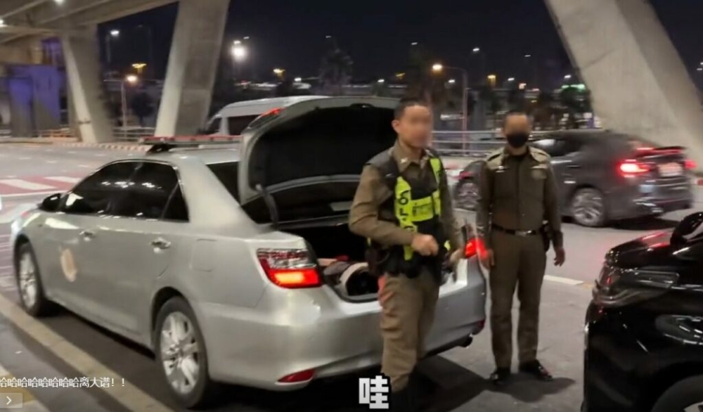 调查发现，影片中的车子是私人用车，但车上贴了警察的徽章和安装警笛。2名交通警察以违反陆路交通法被起诉。-图取自网络-