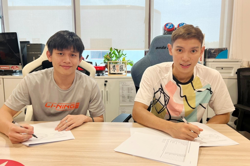 刘航益（右）与吴永昌签约李宁马来西亚，转当职业球员延续羽球生涯。-李宁提供-
