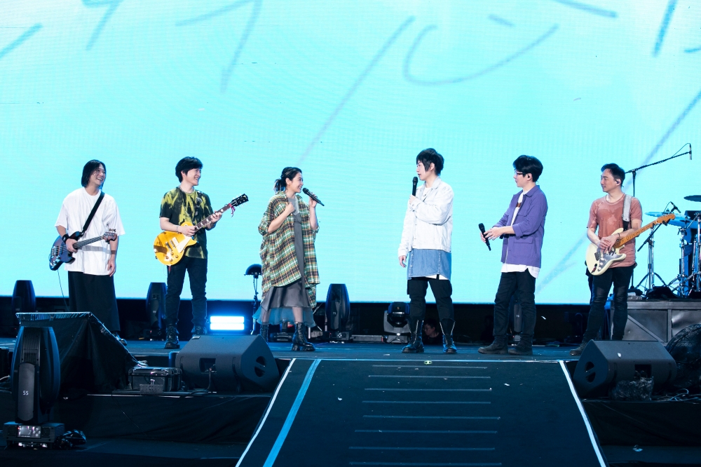 “奶茶”刘若英(中)成五月天大马站演唱会嘉宾。-星艺娱乐提供-