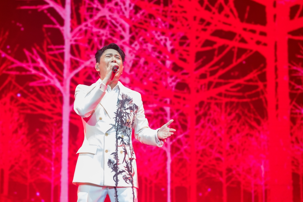 张信哲为粉丝送上粤语歌曲，更用上流利的粤语呼吁大家一起唱卢冠廷的《一生所爱》。-主办单位提供-