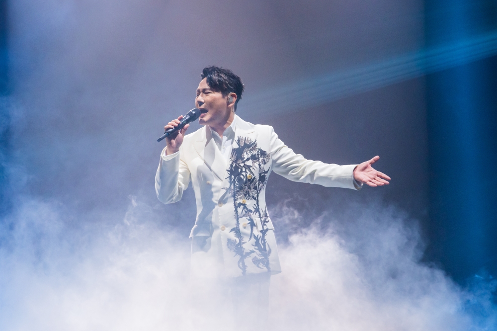 已出道35年的情歌王子张信哲“宝刀未老”，开场就以《爱如潮水》、《宽容》及《上海姑娘》为第二场音乐会打开序幕。-主办单位提供-