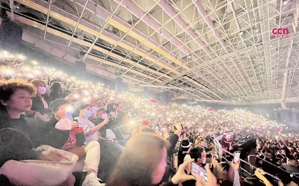 张信哲邀观众举起手机，让他在灯海一片的环境下唱出《有情世间》。-庄礼文摄-