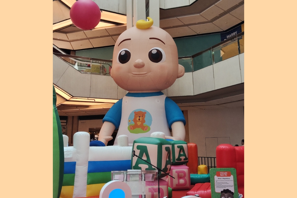 CoComelon充气游乐园里有一个8公尺高的JJ充气模型。-刘家仪摄-