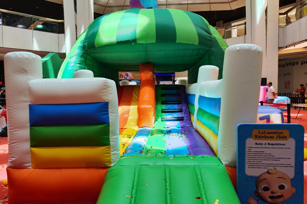 孩子们还可以在CoColemon充气游乐园里尽情尝试不同的设施，比如充气滑梯。-刘家仪摄-