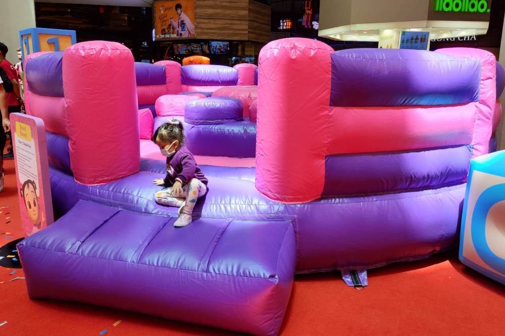 孩子们可以在CoColemon充气游乐园里尽情玩乐。-刘家仪摄-