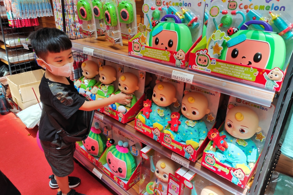 民众能在CoComelon商店内购买各种各样CoComelon商品和收藏品。-刘家仪摄-