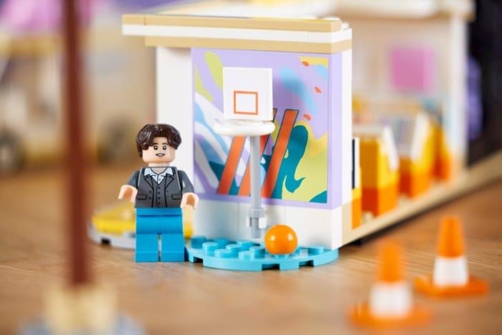 该乐高套装充分还原MV中的Disco舞台、唱片行、甜甜圈店、冰淇淋车、篮球架元素。-乐高供图-