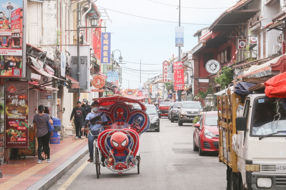 安华说，政府也将解决数个旅游景点交通拥挤问题，包括马六甲中央县敦韩查路至瑟玛布AMJ大道路口道路。-Choo Choy May摄-