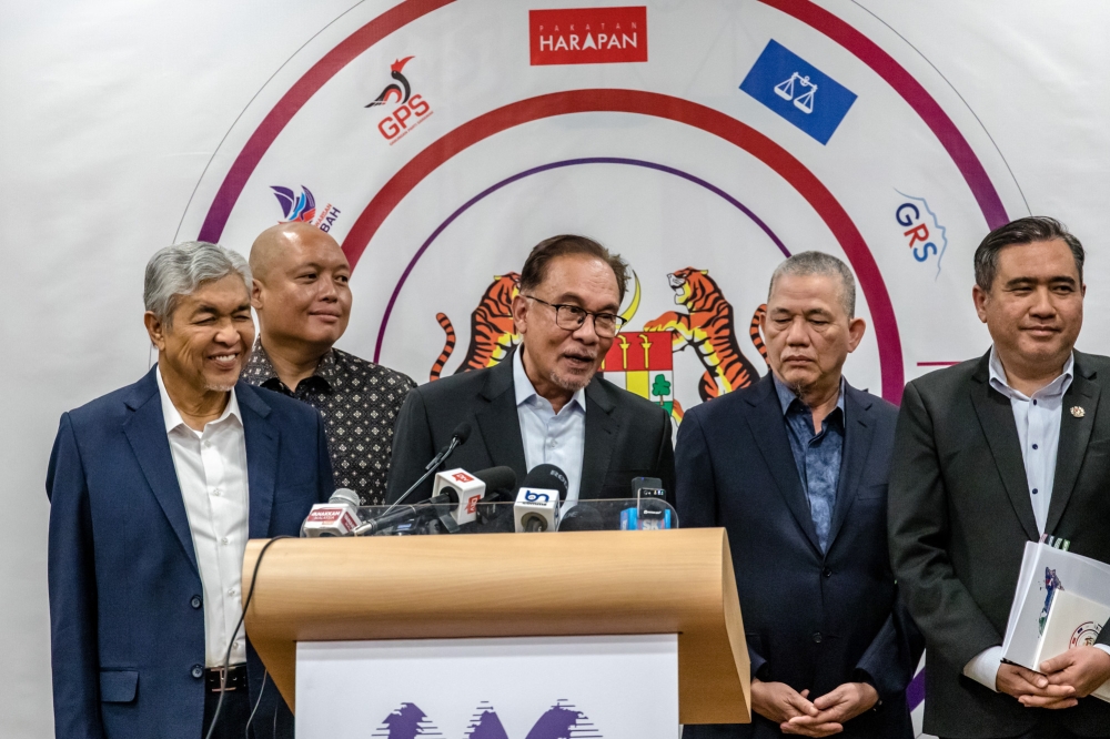 在十强部长榜单中，安华（中）排第二，陆兆福（右）最受欢迎。-Firdaus Latif摄-