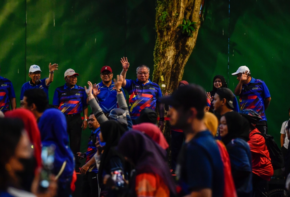 张庆信周日在吉隆坡市政局（DBKL）广场为一项竟跑活动主持挥旗礼。-马新社-