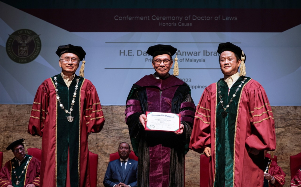 安华（中）今日获菲律宾大学颁授荣誉法学博士学位。-马新社-