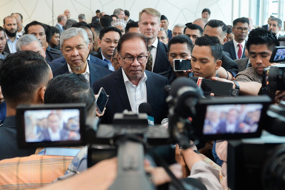 安华（中）宣布，中央政府将立即拨款5000万令吉，紧急赈济柔佛水灾灾民。-Miera Zulyana摄-