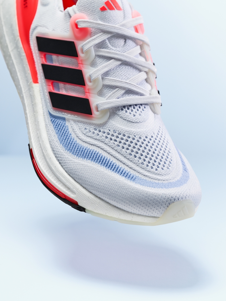 新的Ultraboost Light将以白色配色亮相,具有太阳红和核心黑细节,售价为869令吉。-Adidas供图-