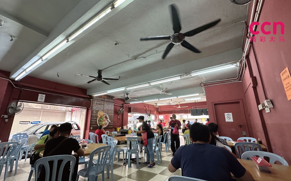 探店时，门口仍有许多食客排队，店内的顾客也不少。-庄礼文摄-