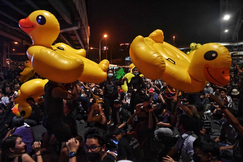 2020年泰国爆发反政府示威时，黄色橡皮鸭意外成为抗议的象征物。-法新社-