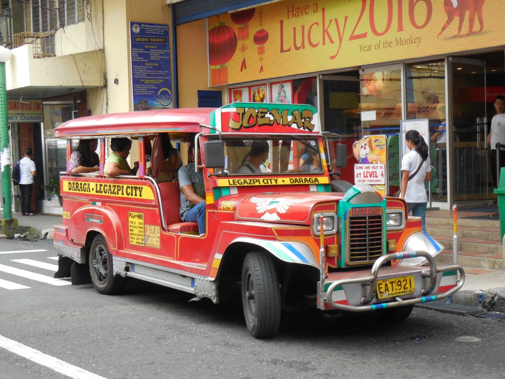 菲律宾国最流行的公共交通工具是吉普尼(Jeepney)。-菲律宾旅游局提供-