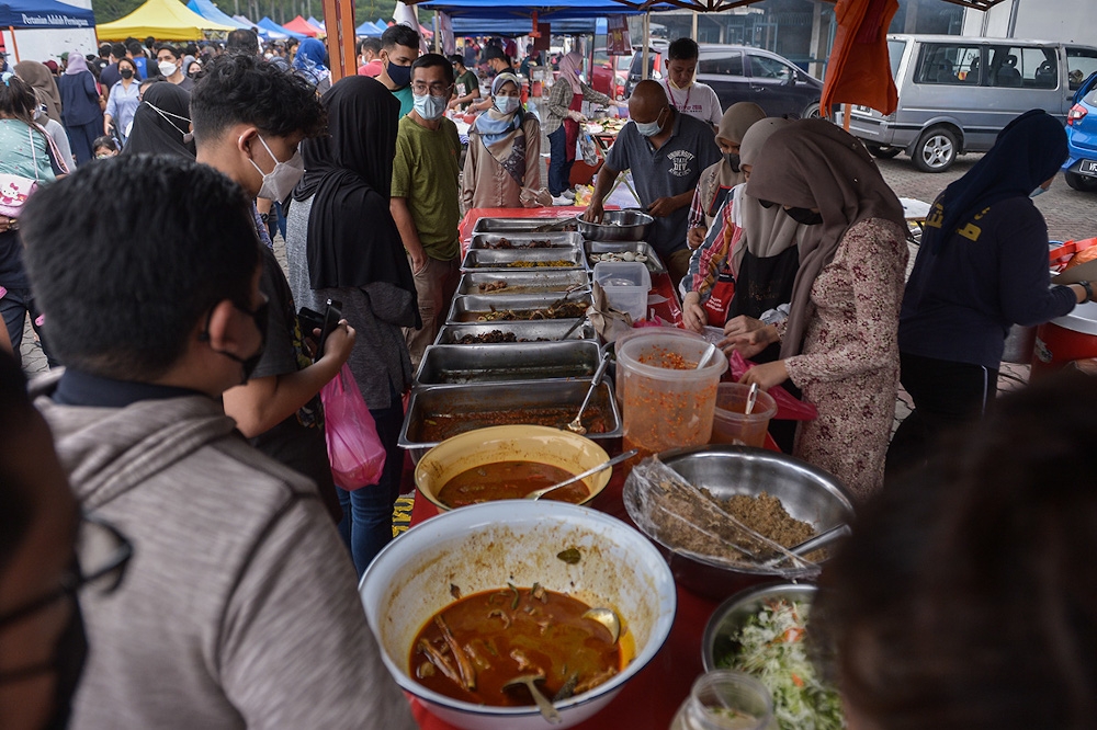 摊主们售卖各种美味的传统马来美食。-Miera Zulyana摄-