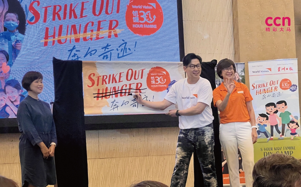 《星洲日报》副刊副主任关丽玲(左起)、品冠和梁美珍一同为2023年第26届饥饿30进行推介仪式。-庄礼文摄-