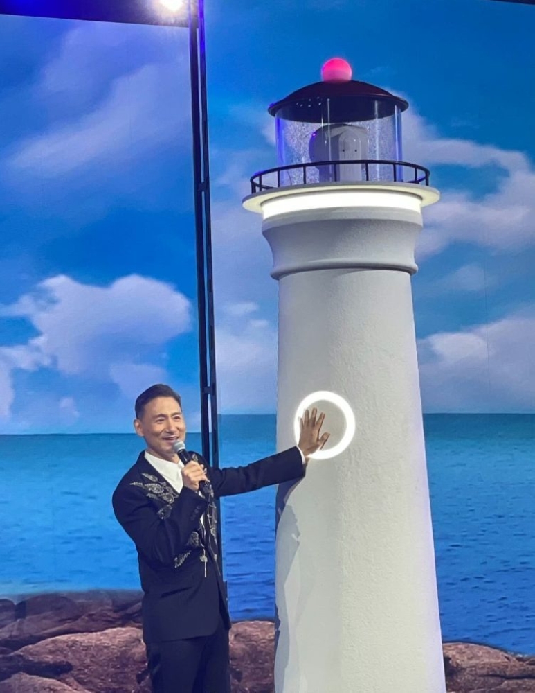 张学友在发布会上,启动象征巡演开跑的灯塔时坦言,他每次办演唱会都会害怕。-摘自网络-
