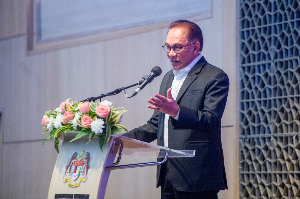 安华说，如果只是等待投资，却没有做好技能和基本设施的准备，就会出现问题。-Shafwan Zaidon摄-