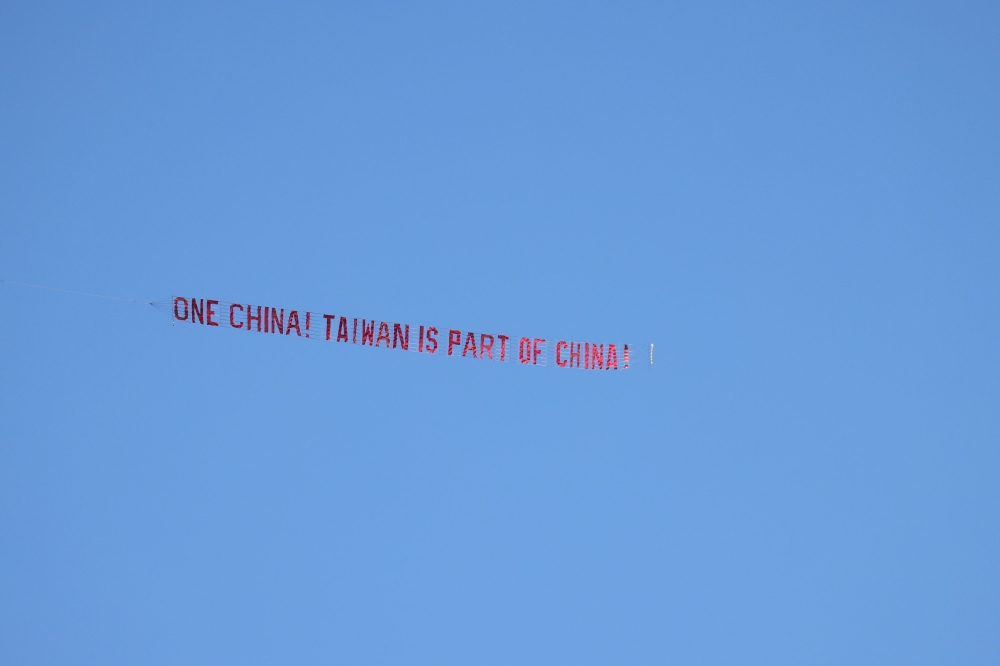 蔡英文与麦卡锡会晤时，会场外上空则有小型飞机盘旋，展示“一个中国，台湾是中国的一部分”的英文标语。-路透社-