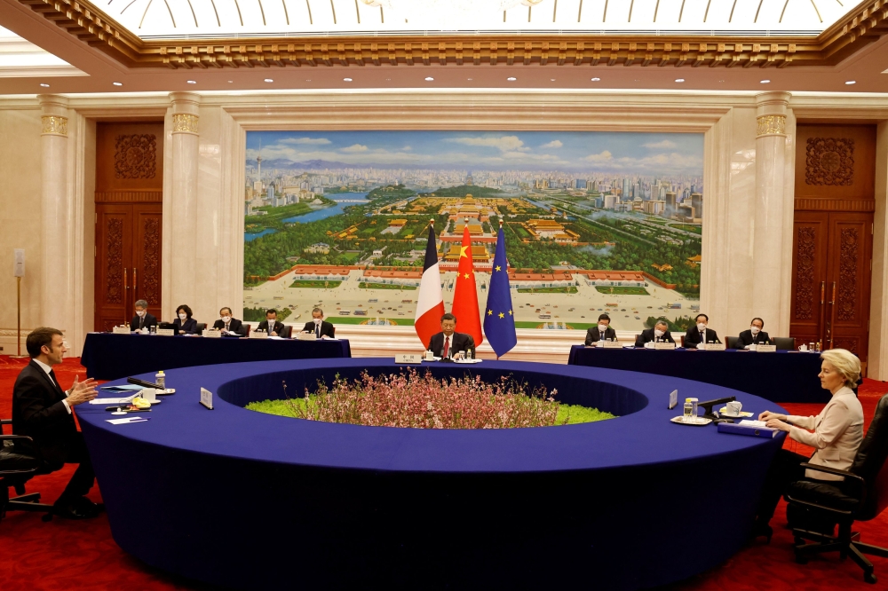 中欧法领袖（左起）马克龙、习近平和冯德莱恩举行三方会谈，共商俄乌局势。据报习近平拟与泽连斯基通话。-路透社-