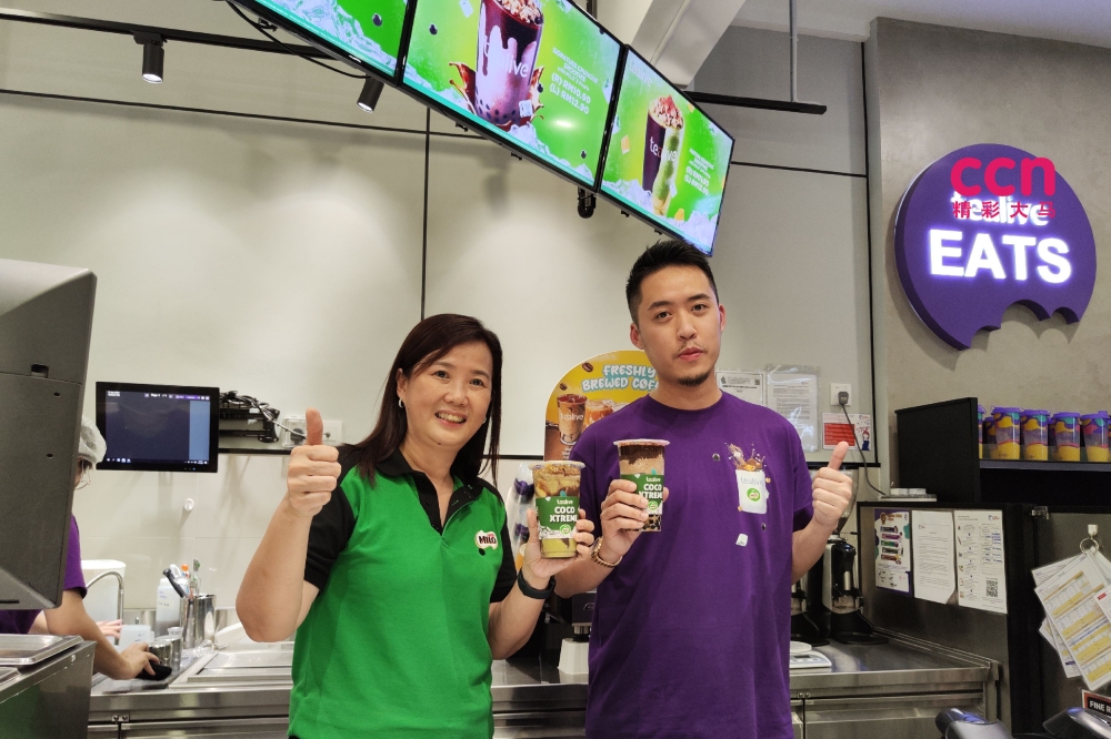 叶焕丽（左）和吕伟立一同推介“至尊可可”系列。-刘家仪摄/精彩大马制图-