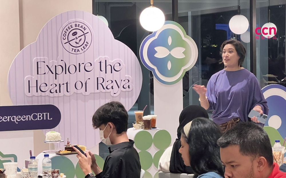 The Coffee Bean & Tea Leaf营销与创新主管菲欧娜表示，该品牌从世界各地的不同菜系中汲取灵感，本着热忱追求创新。-庄礼文摄-