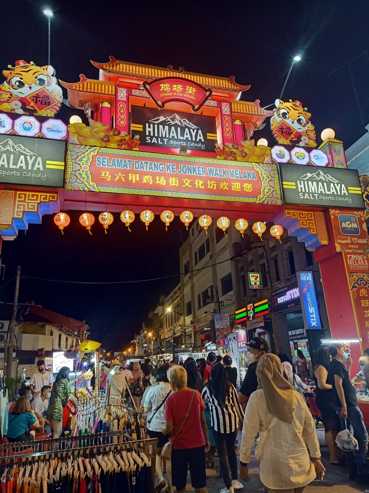 鸡场街也称为汉惹拔街（Jalan Hang Jebat），它汇集了马六甲丰富多彩的特色文化。-摘自马六甲鸡场街文化坊的脸书-