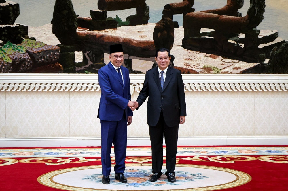 安华（左）于2023年3月前往柬埔寨展开为期一天官访时，获柬埔寨首相洪森（右）热情接待。-马新社-